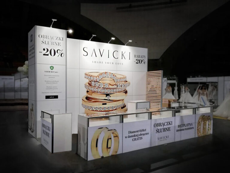 Stoisko na targi ślubne wykonane dla marki SAVICKI - projekt z ladą z gablotami oraz personalizowanymi panelami graficznymi