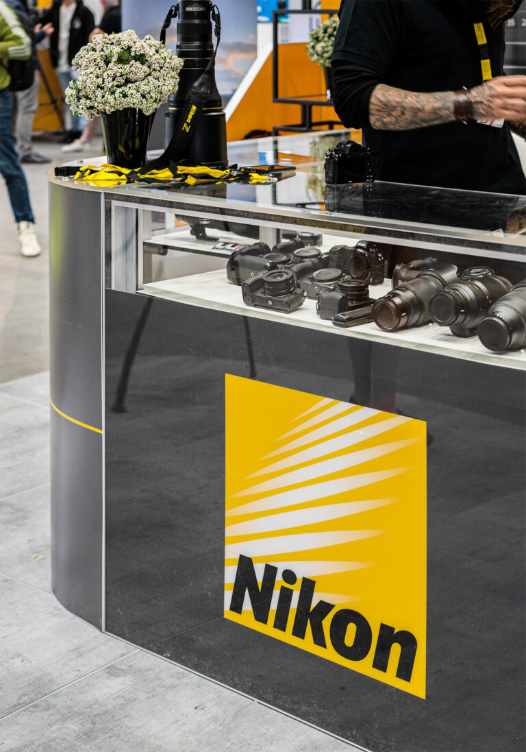 Lada ekspozycyjna z gablotą - stoisko na targi branżowe zrealizowane dla marki Nikon