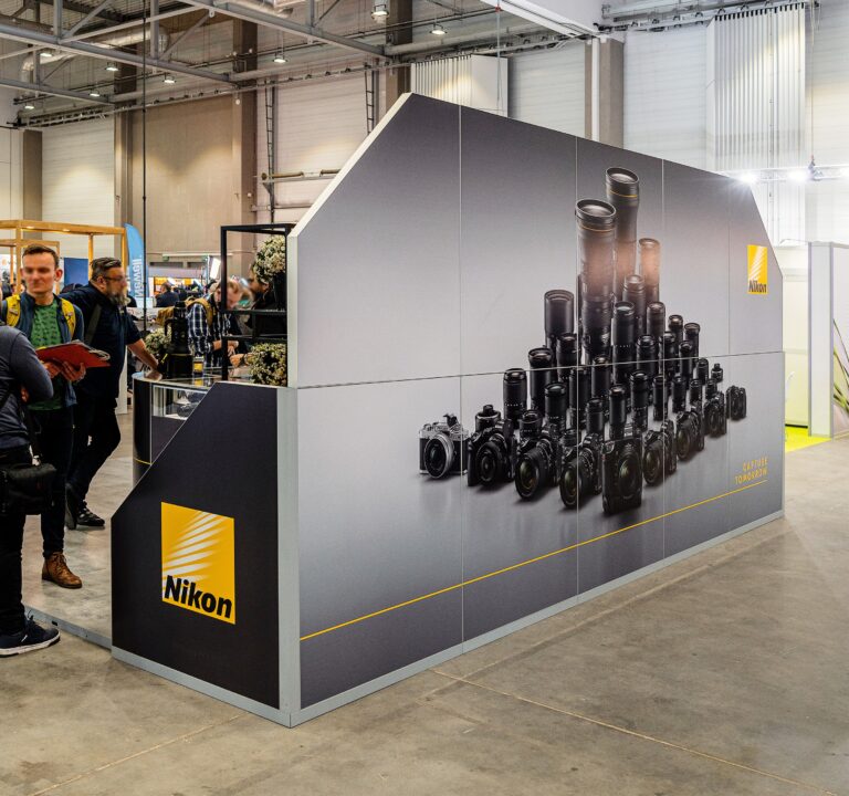 Stoisko targowe z dwustronną ścianką reklamową - realizacja dla marki Nikon