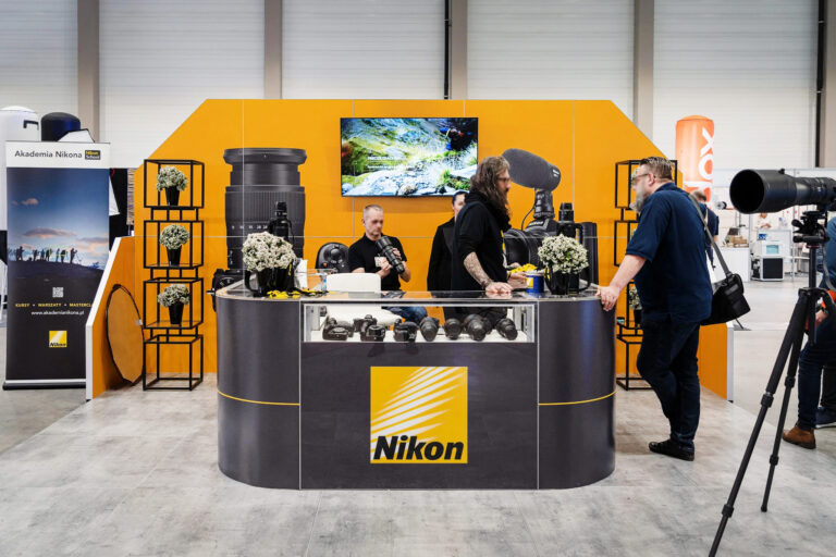 Stoisko targowe z ladą ekspozycyjną i ścianką reklamową - realizacja dla marki Nikon
