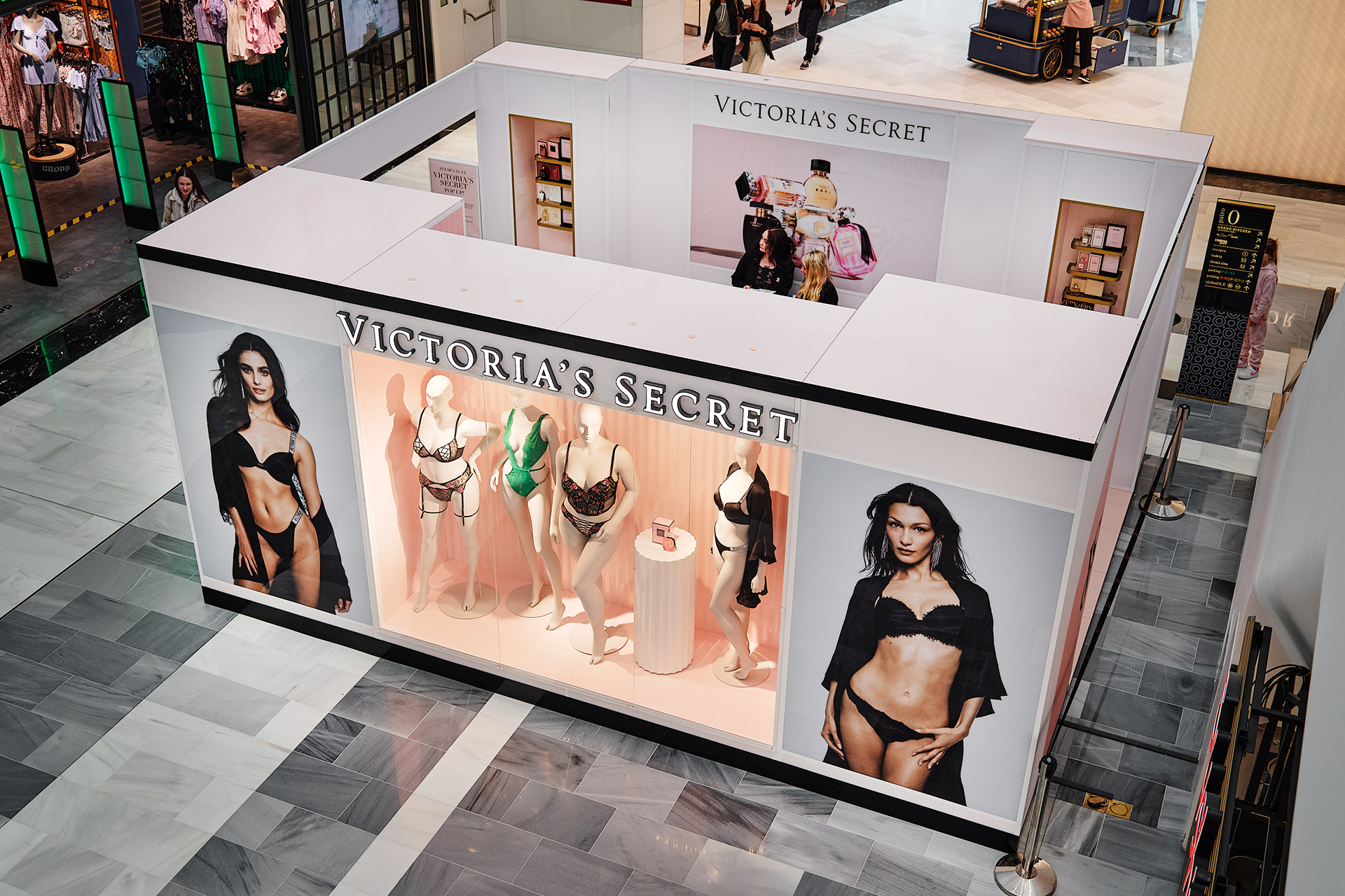 Pop up store marki Victoria's Secret. Projekt i realizacja: Clever Frame - producent stoisk na targi