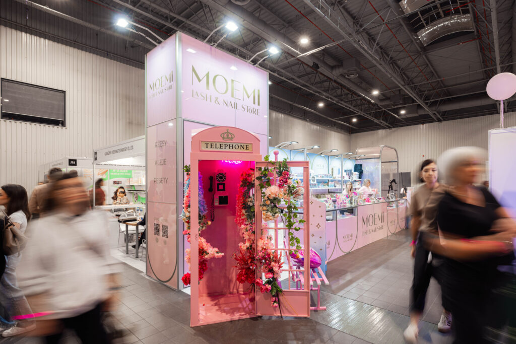 Modułowe stoisko targowe marki MOEMI. Projekt i realizacja: Clever Frame