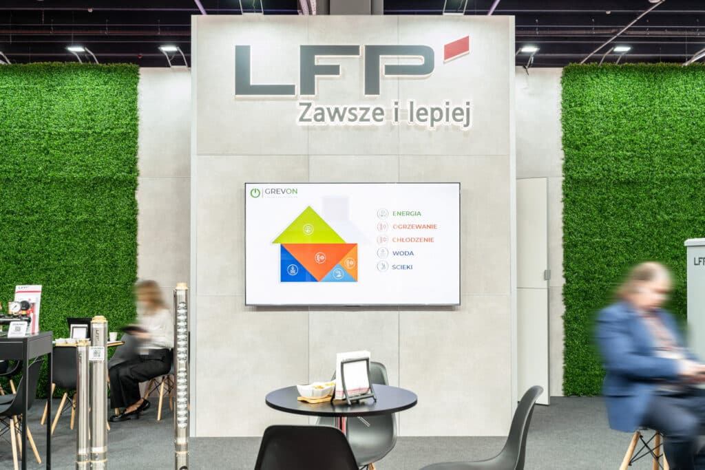 Stoisko marki LFP wyposażone w ekran reklamowy. Realizacja Clever Frame