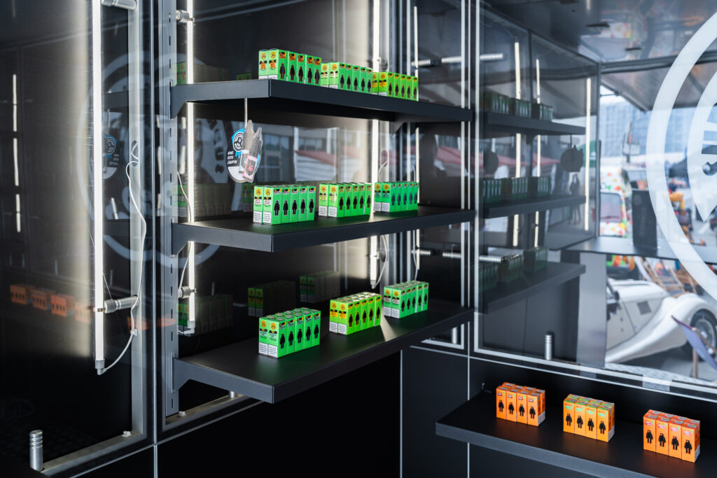 Ekspozycja produktów w modułowym wnętrzu shop trucka.