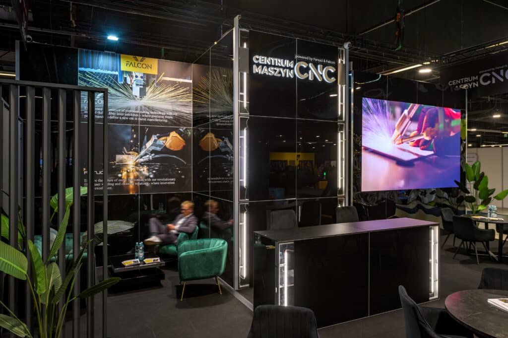 Nowoczesne stoisko targowe Centrum Maszyn CNC. Projekt i realizacja - Clever Frame. 