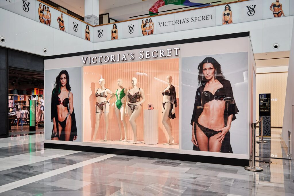 Pop-up store marki Victoria's Secret zaprojektowany w systemie modułowym