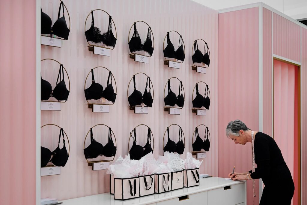 Ekspozycja produktów w sklepie tymczasowym marki Victoria's Secret. Pop-up store zrealizowany przez Clever Frame