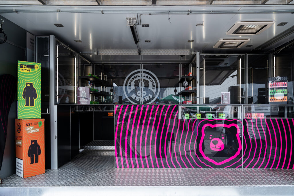 Modułowa aranżacja wnętrza shop trucka Fusion Labs/Go Bears. Projekt i realizacja: Clever Frame