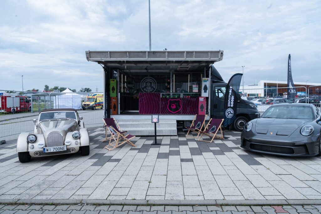 Shop truck marki Go Bears. Projekt i realizacja: Clever Frame - producent modułowych stoisk na targi