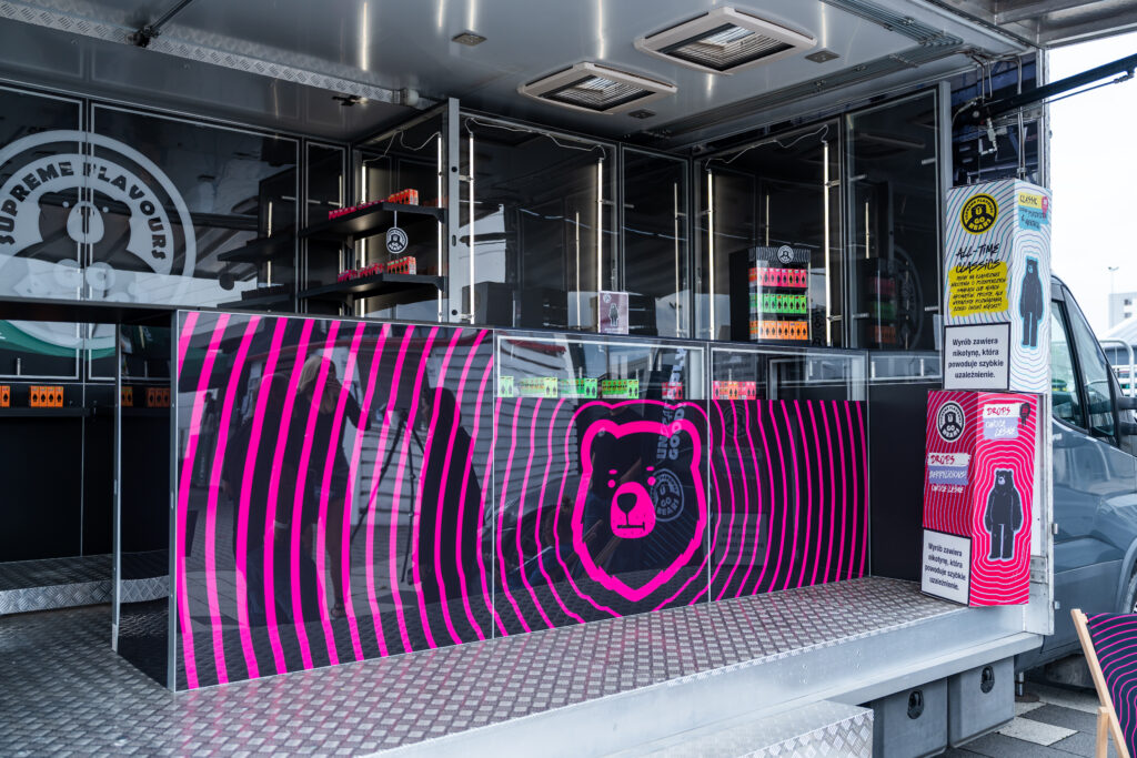 Shop truck marki Go Bears. Projekt i realizacja: Clever Frame - producent modułowych stoisk na targi