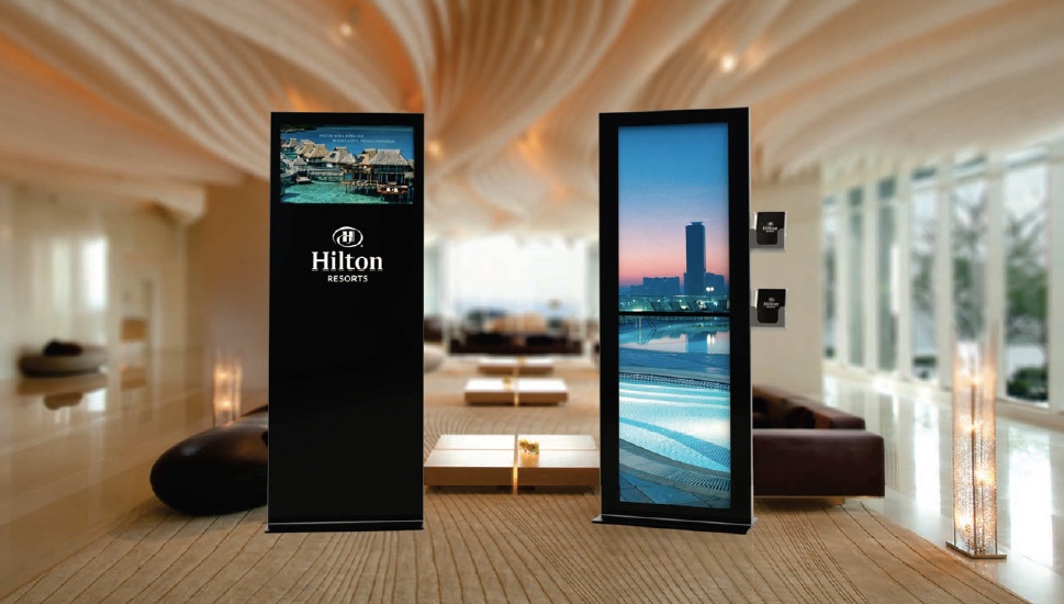 Pylony i standy reklamowe z brandingiem uzupełnione w ekrany LCD do prezentacji reklam