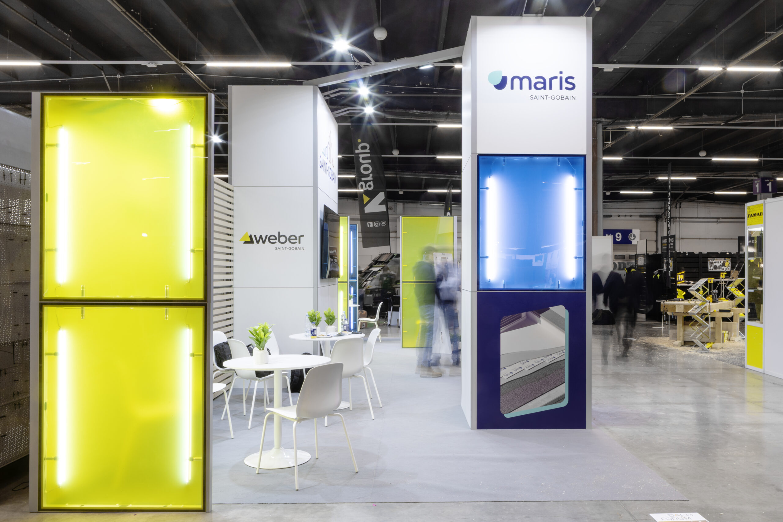 Stoisko na targi w stylu nowoczesnym - zabudowa marki Saint Gobain