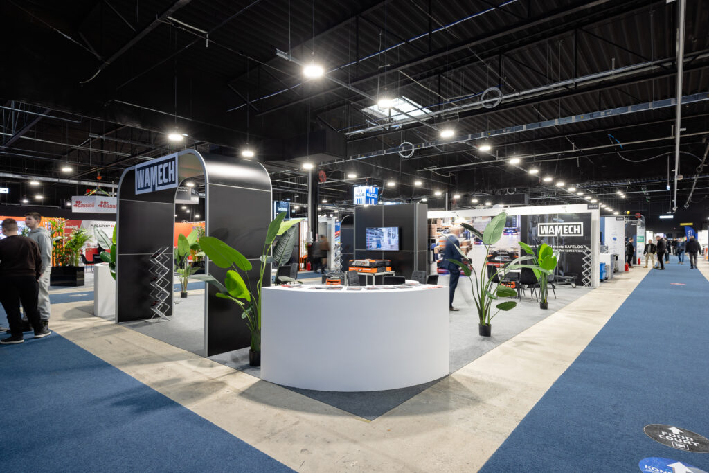 Stoisko na targi zaaranżowane na otwartym planie - zabudowa wystawiennicza marki Wamech