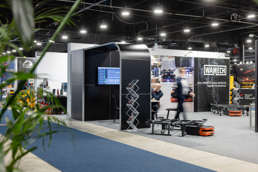 Stoisko na targi w kolorze dominującej czerni - zabudowa marki Wamech