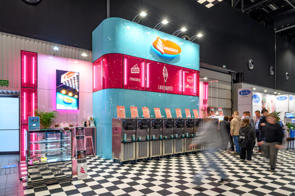 Awangardowe stoisko na targi - zabudowa marki Drużbice z podłogą z motywem szachownicy