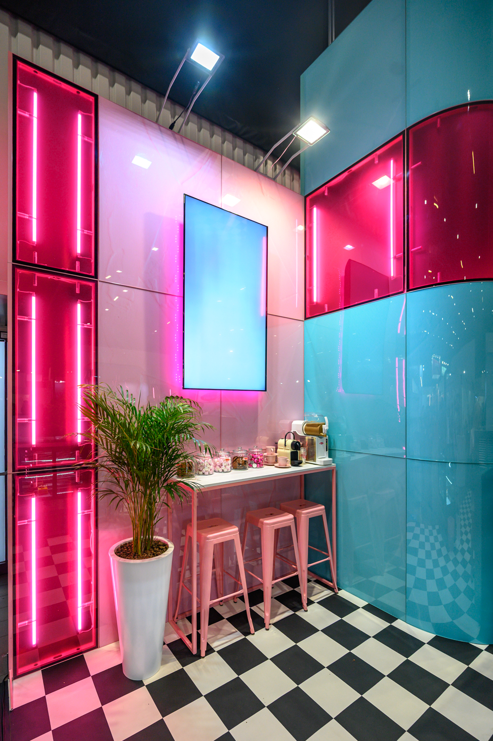 Stoisko na targi z oświetleniem liniowym i panelami typu glass. Zabudowa marki Drużbice na targach Expo Sweet