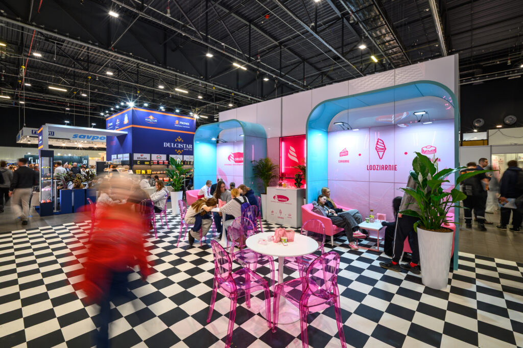 Stoisko na targi w stylu modern - zabudowa marki Drużbice z meblami z PVC