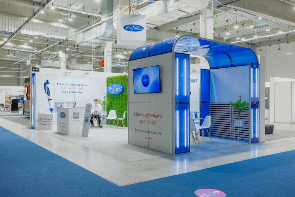 Stoisko na targi w układzie narożnym - zabudowa marki Profinanz