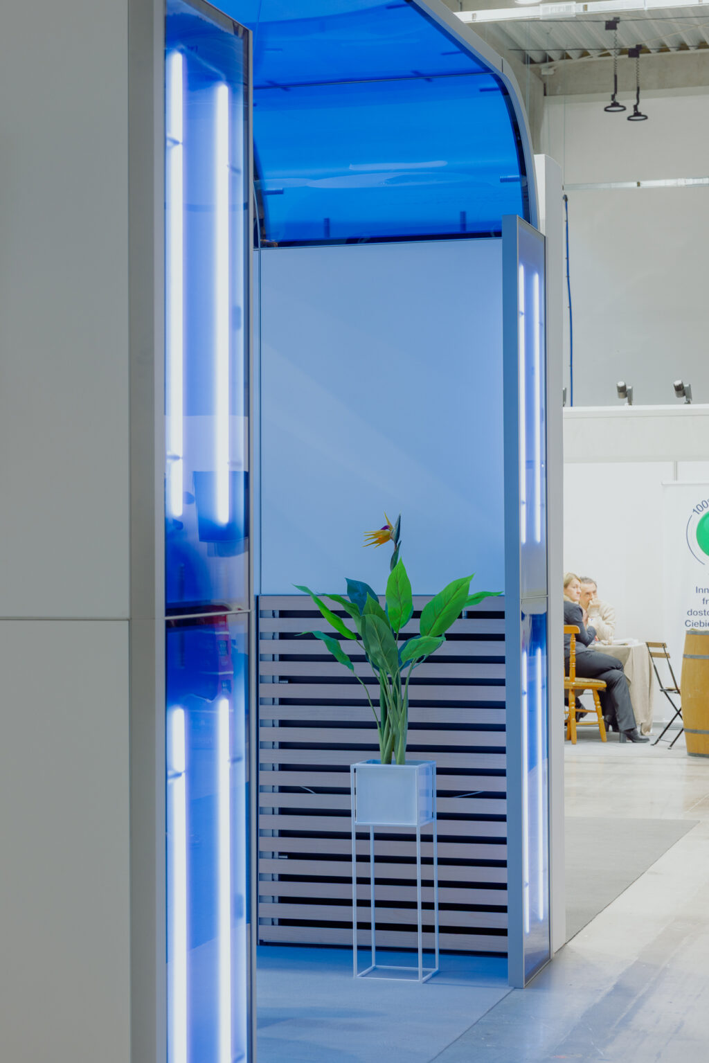 Stoisko na targi marki Profinanz - fragment strefy do rozmów z oświetleniem liniowym