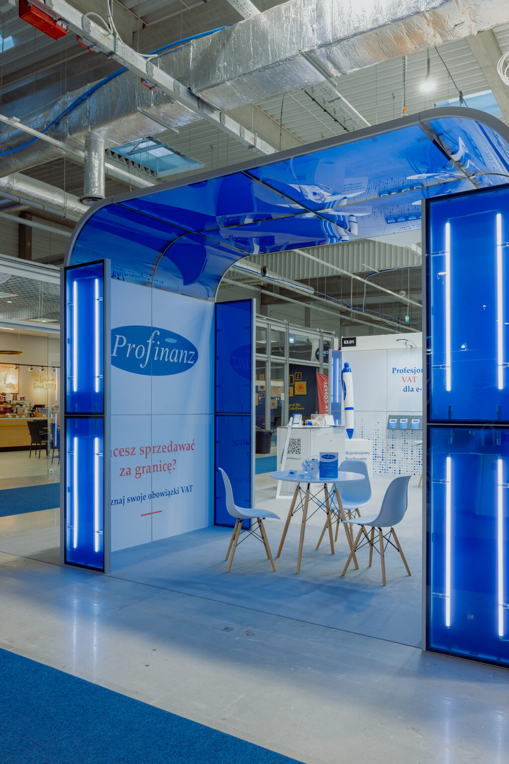 Stoisko na targi wyposażone w kameralną strefę do rozmów - zabudowa marki Profinanz