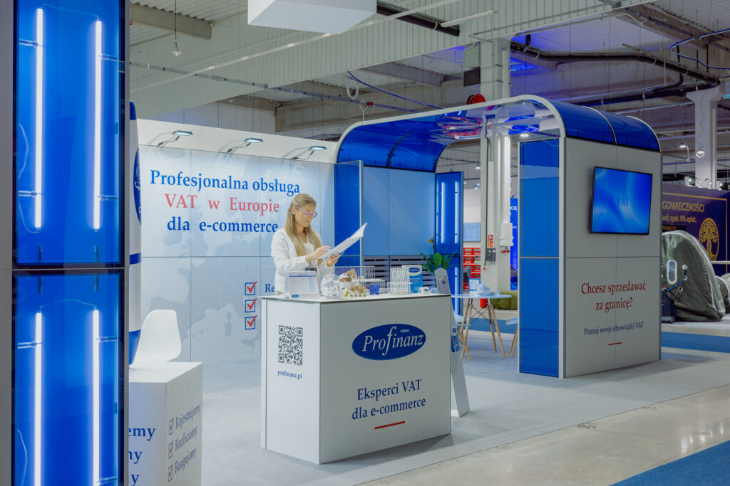 Stoisko na targi wyposażone w ladę z brandingiem - zabudowa marki Profinanz