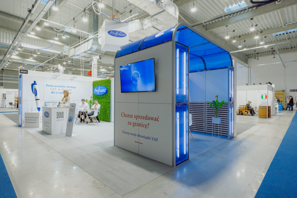 Stoisko na targi bazujące na połączeniu bieli i granatu - zabudowa marki Profinanz