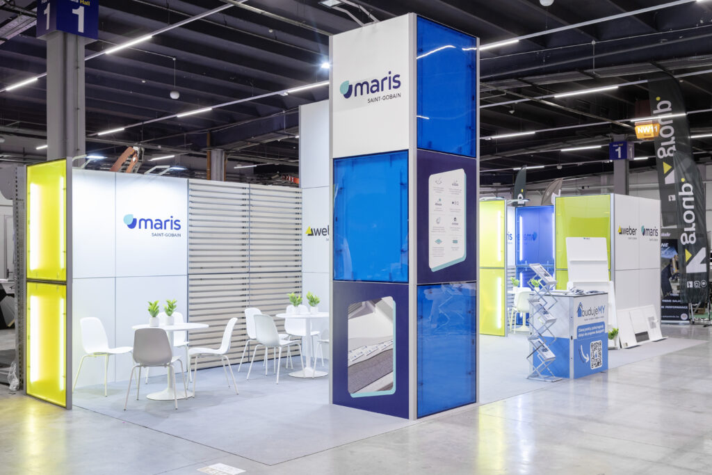 Stoisko na targi w stylu modern - zabudowa marki Saint Gobain