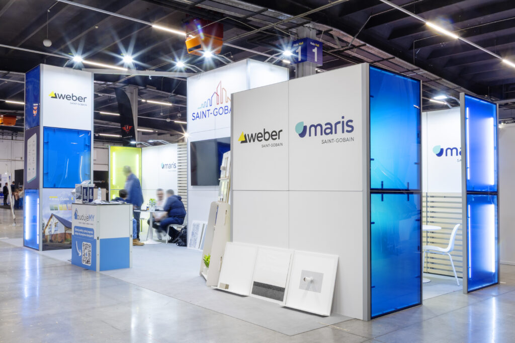 Stoisko na targi w kolorach bieli i niebieskiego - zabudowa marki Saint Gobain