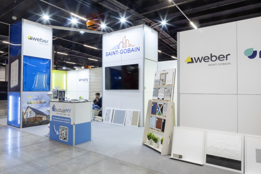 Stoisko na targi wyposażone w ekran LCD - zabudowa marki Saint Gobian