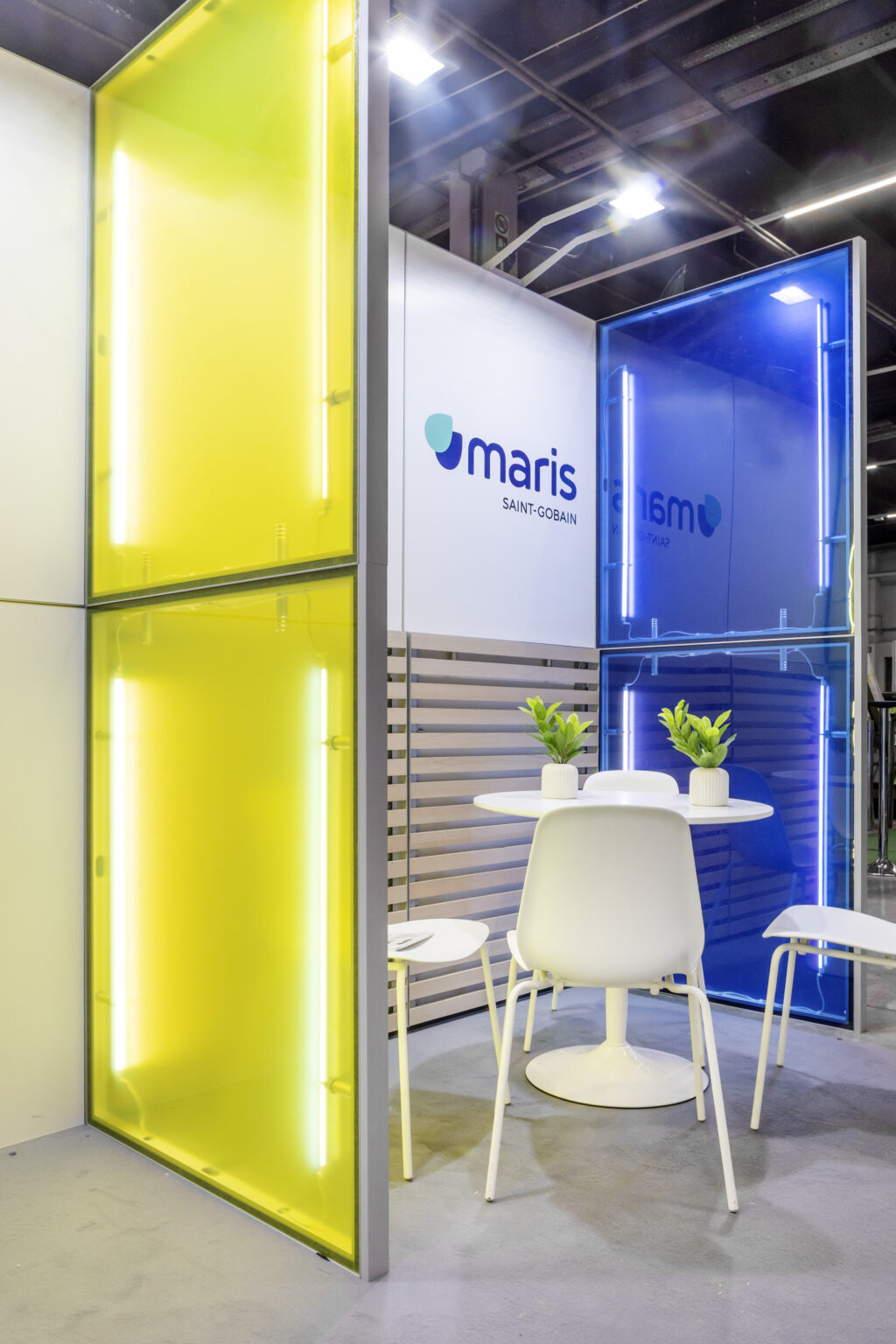 Stoisko na targi z oświetleniem liniowym - zabudowa marki Saint Gobain