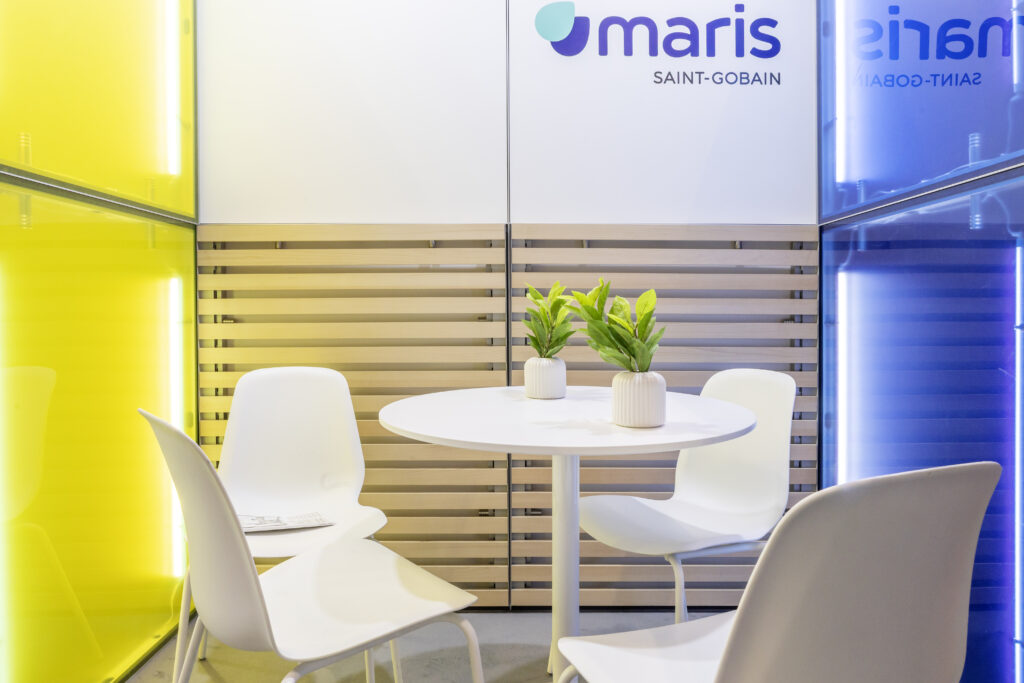 Stoisko na targi z kameralną strefą do rozmów - stoisko marki Saint Gobain