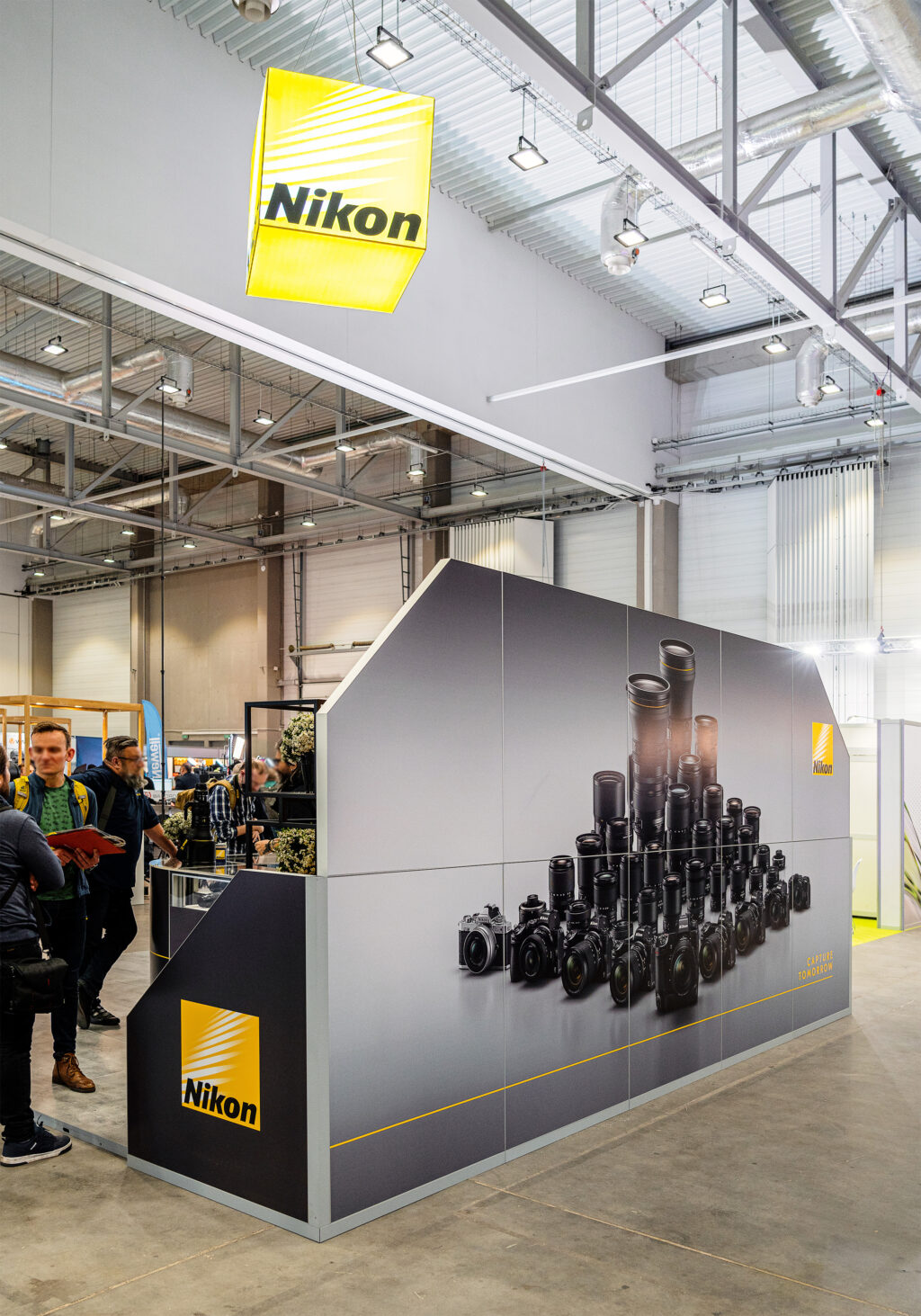 Stoisko na targi z wielkoformatową grafiką. Zabudowa marki NIKON.