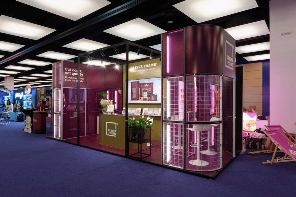 Stoisko na targi w stylu nowoczesnym - projekt zaprezentowany na konferencji I love marketing and technology