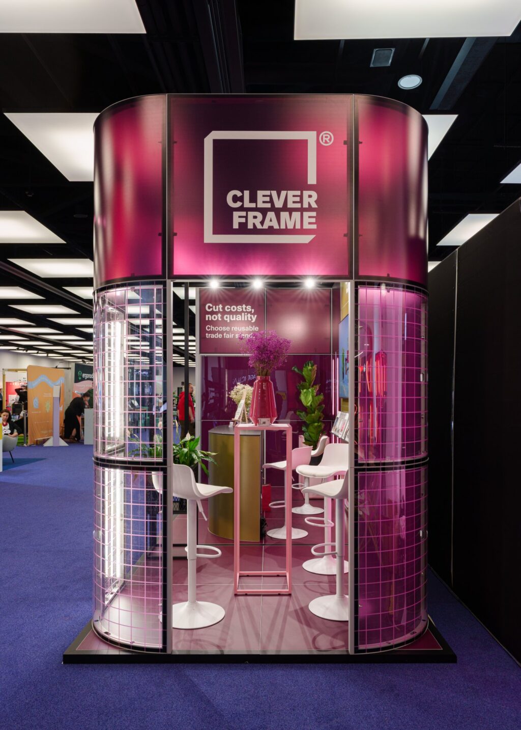 Stoisko na targi w systemie modułowym - aranżacja w stylu nowoczesnym zaprezentowana na I Love Marketing & Technology 2025