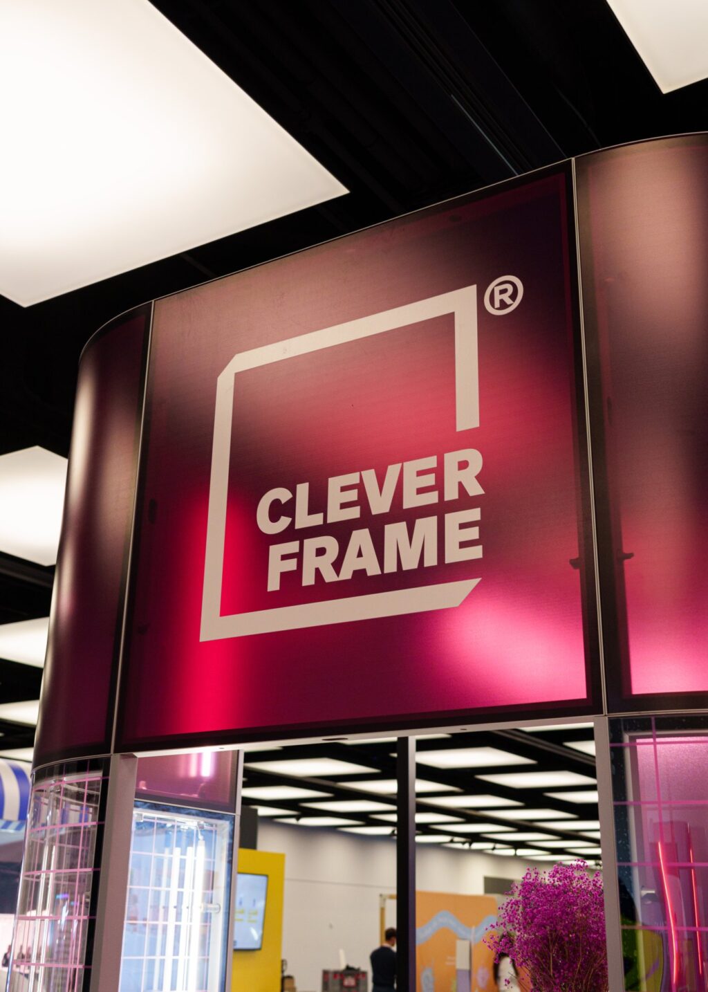 Branding stoiska na targi - przykład personalizacji paneli graficznych