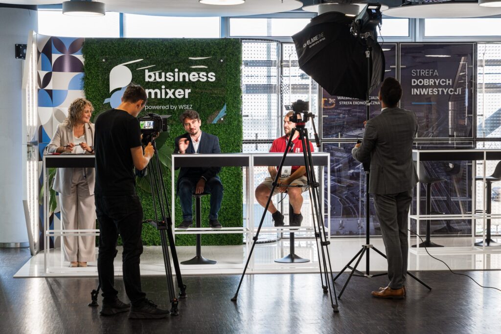Stoisko targowe wykorzystane w charakterze strefy networkingowej. Konferencja Business Mixer 2024