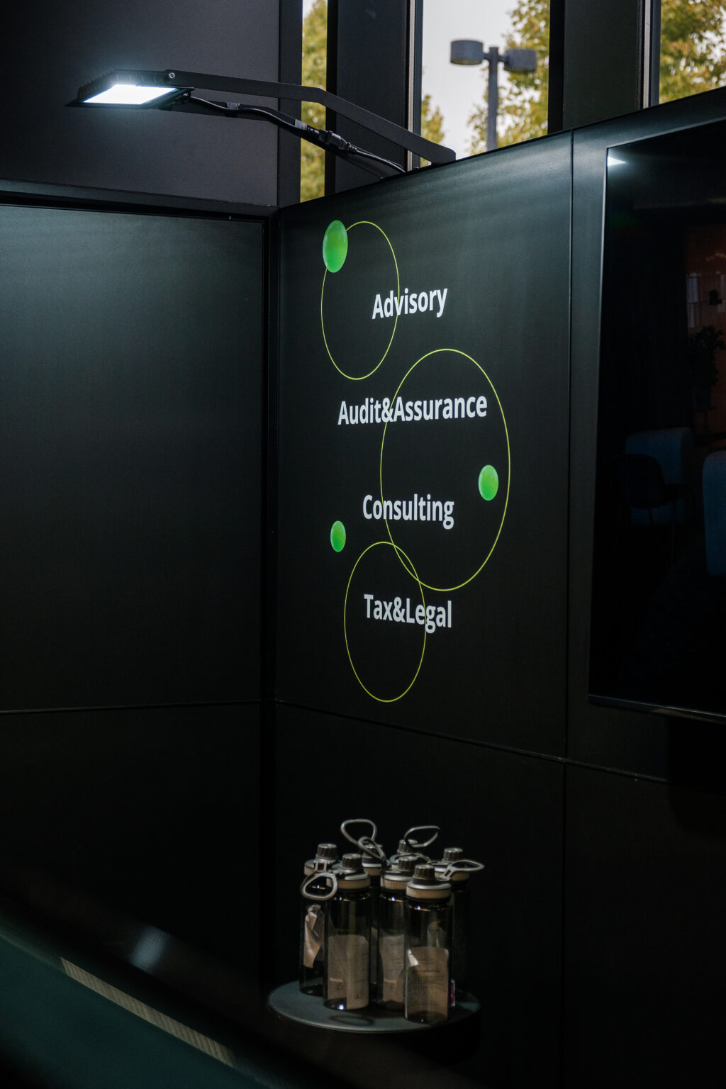 Oświetlenie stoiska na targi - zabudowa wystawiennicza Deloitte