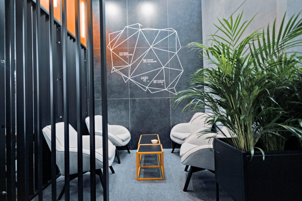 Stoisko na targi wyposażone w kameralną strefę do rozmów