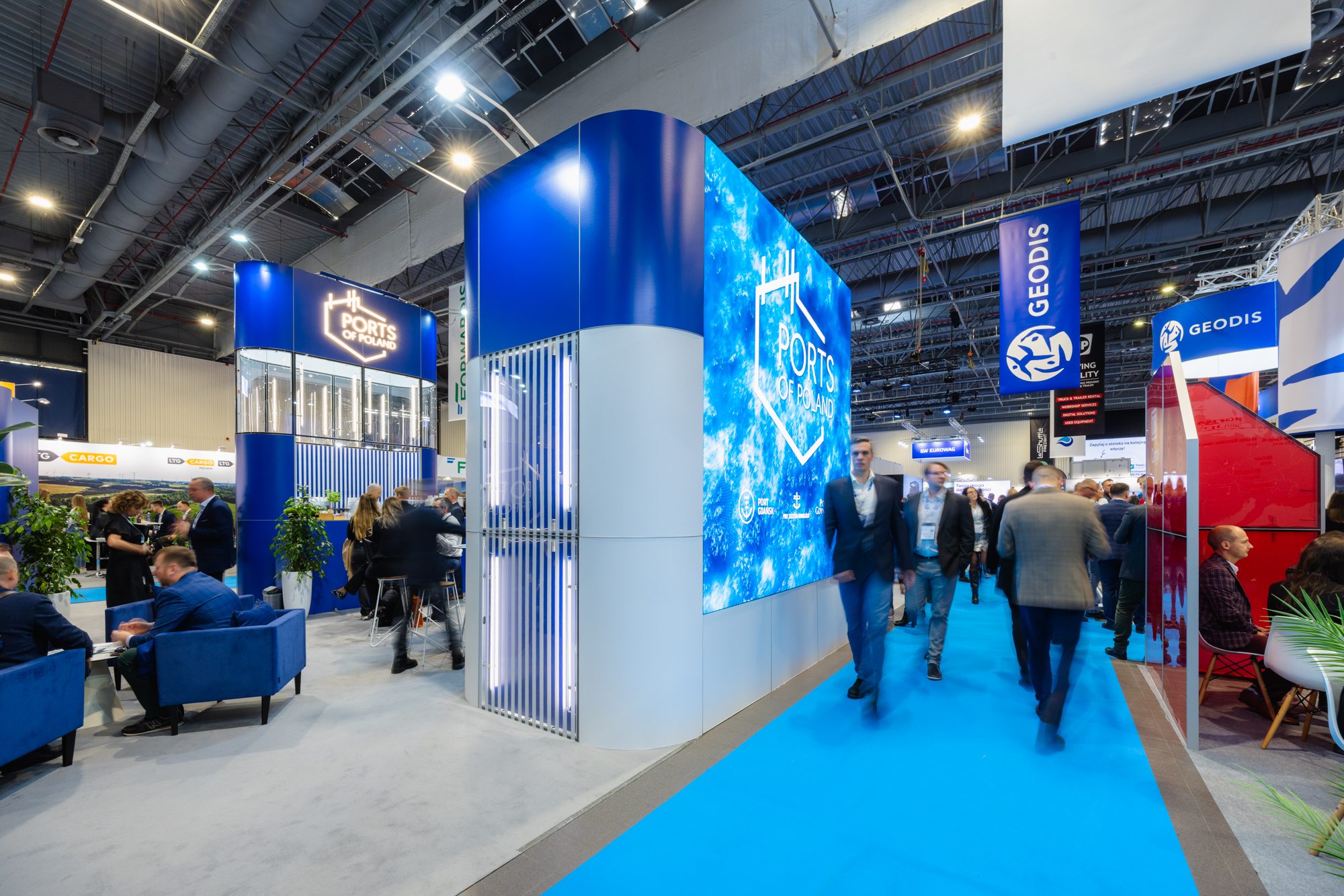 Stoisko targowe w stylu nowoczesnym. Projekt Clever Frame dla Ports of Poland