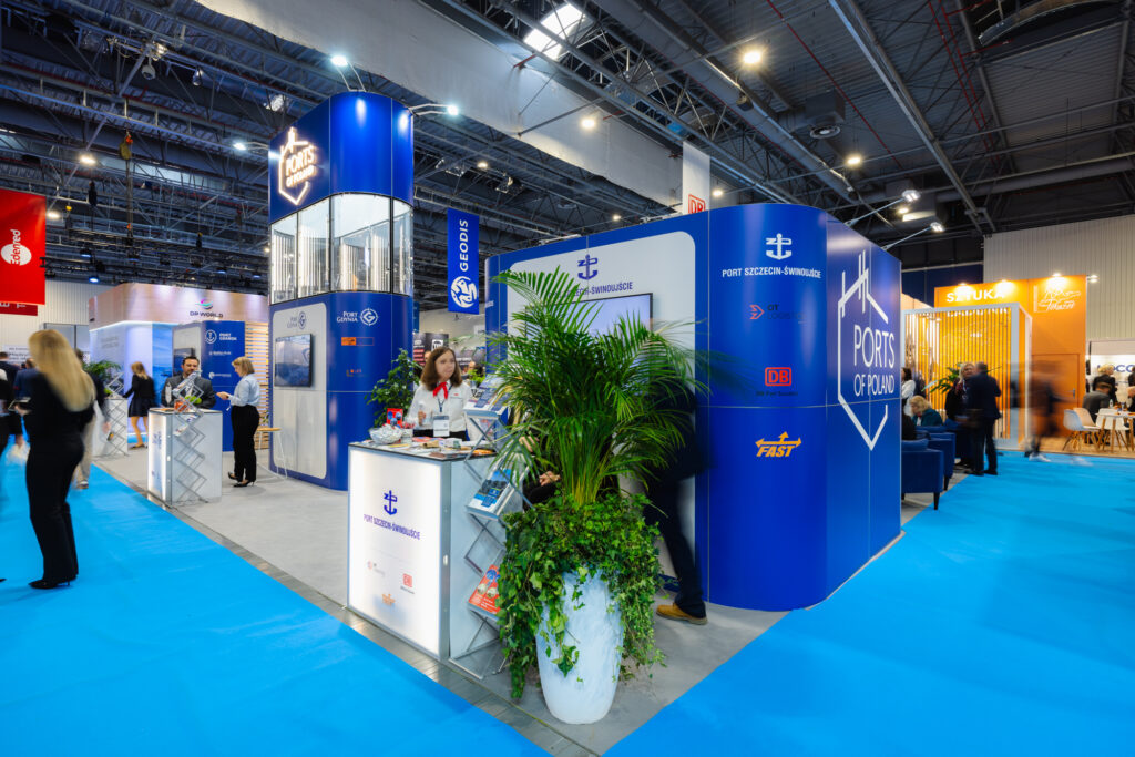 Stoisko targowe Ports of Poland z wolnostojącymi konstrukcjami modułowymi