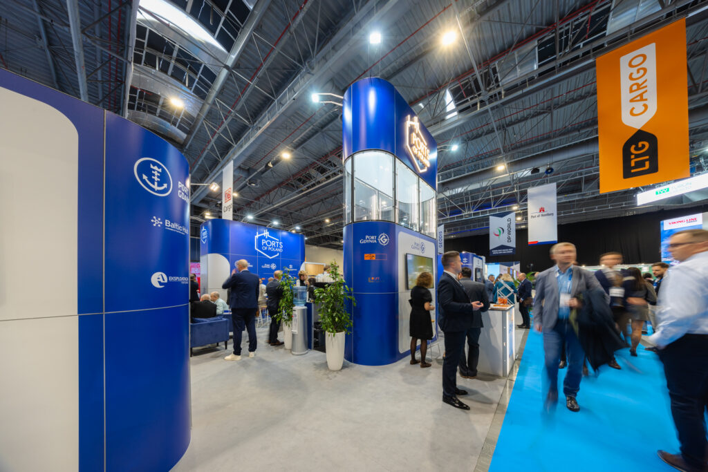 Stoisko targowe Ports od Poland - zabudowa w stylu nowoczesnym z wykorzystaniem świetlówek