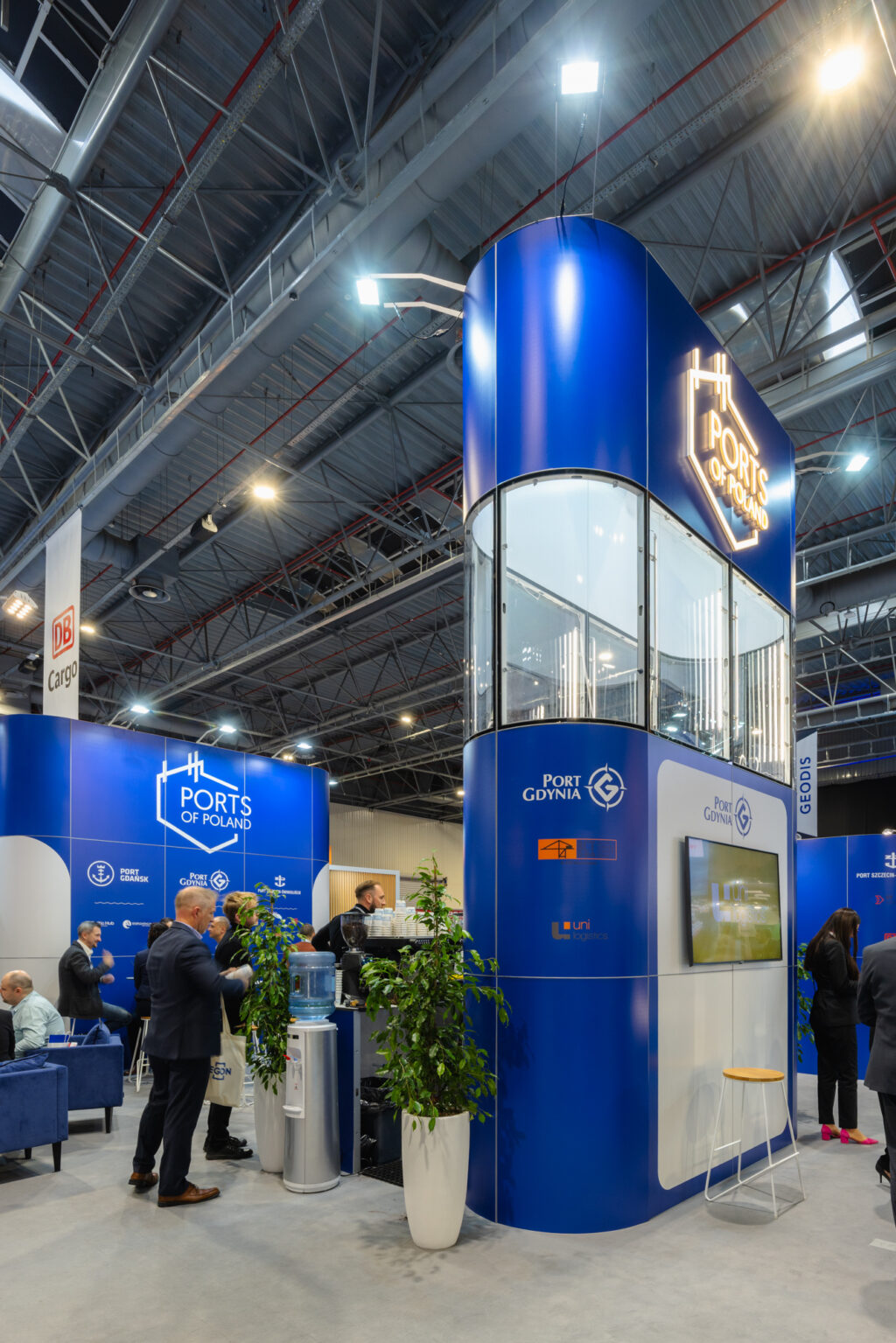 Stoisko targowe Ports of Poland z podświetlanym logotypem