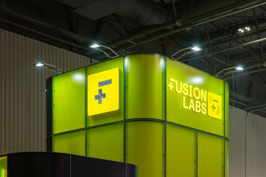 Stoisko targowe Fusion Labs wyposażone w centralne oświetlenie