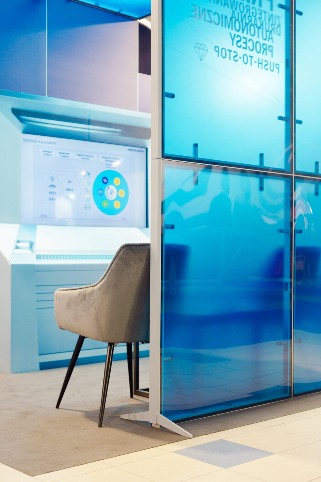 Stoisko targowe w transparentnymi panelami - ekspozycja marki Heidelberg