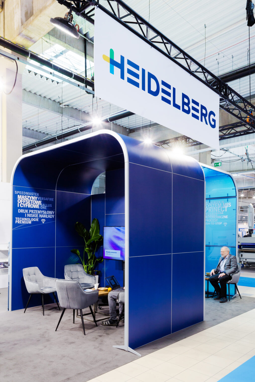 Stoisko targowe marki Heidelberg wyposażone w strefę do rozmów