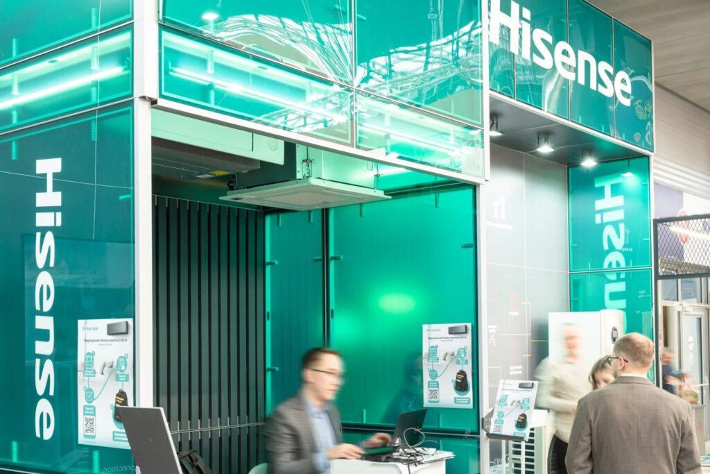 Stoisko targowe marki Hisense - zabudowa modułowa projektu Clever Frame
