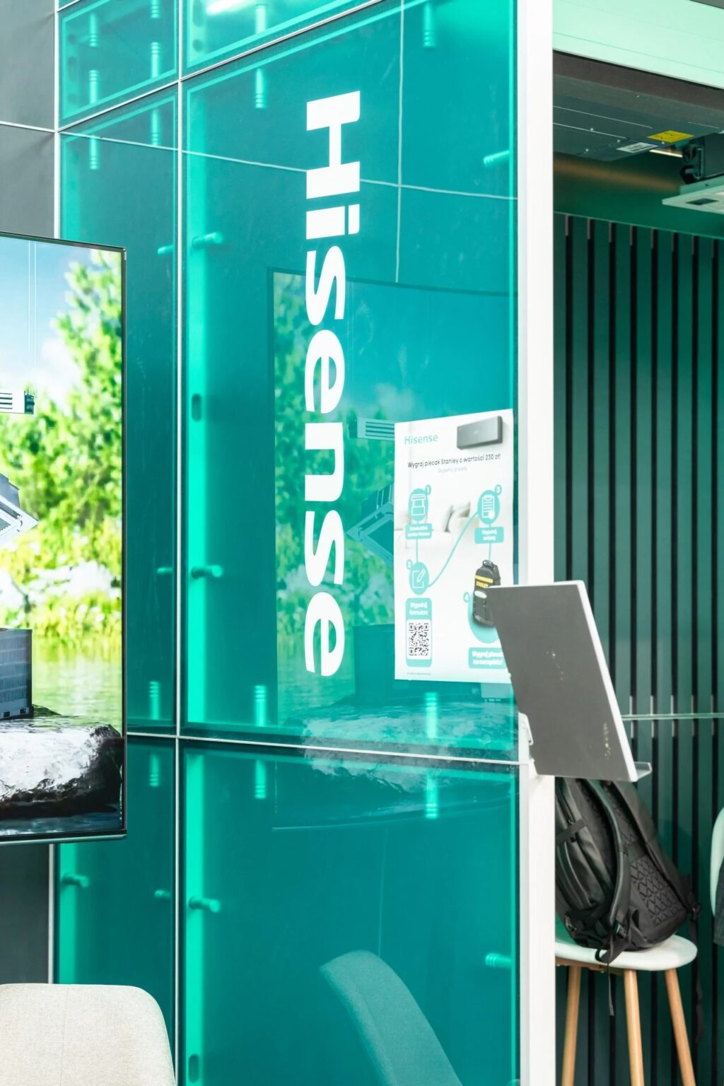 Stoisko targowe marki Hisense - zabudowa modułowa projektu Clever Frame