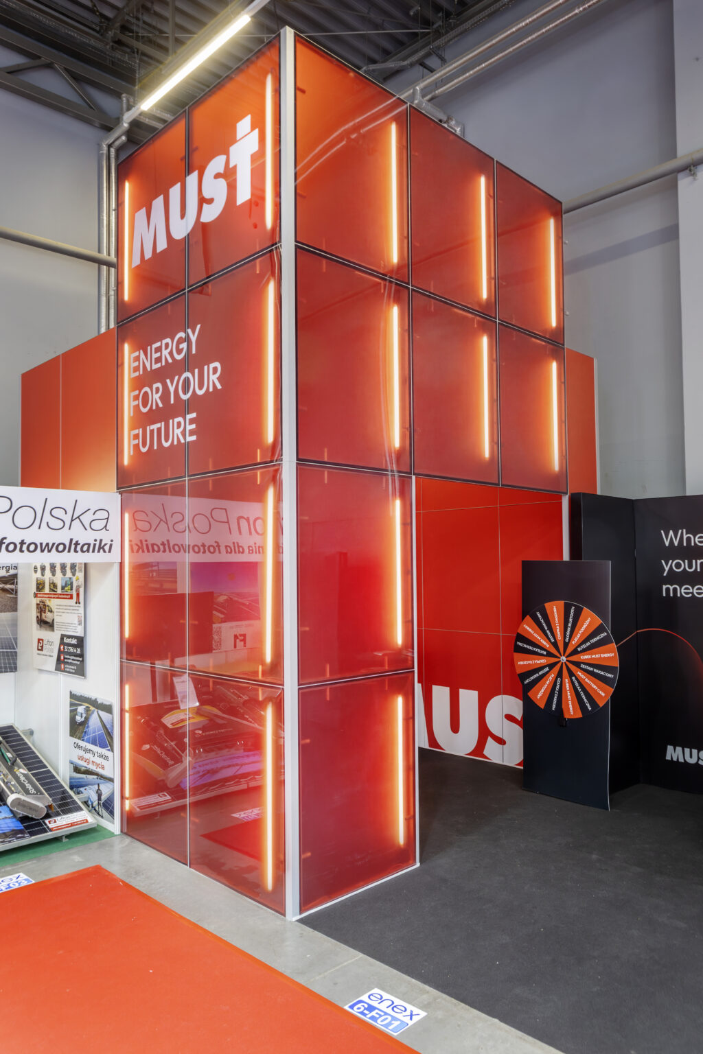 Stoisko targowe w stylu nowoczesnym - zabudowa marki Must Energy Polska