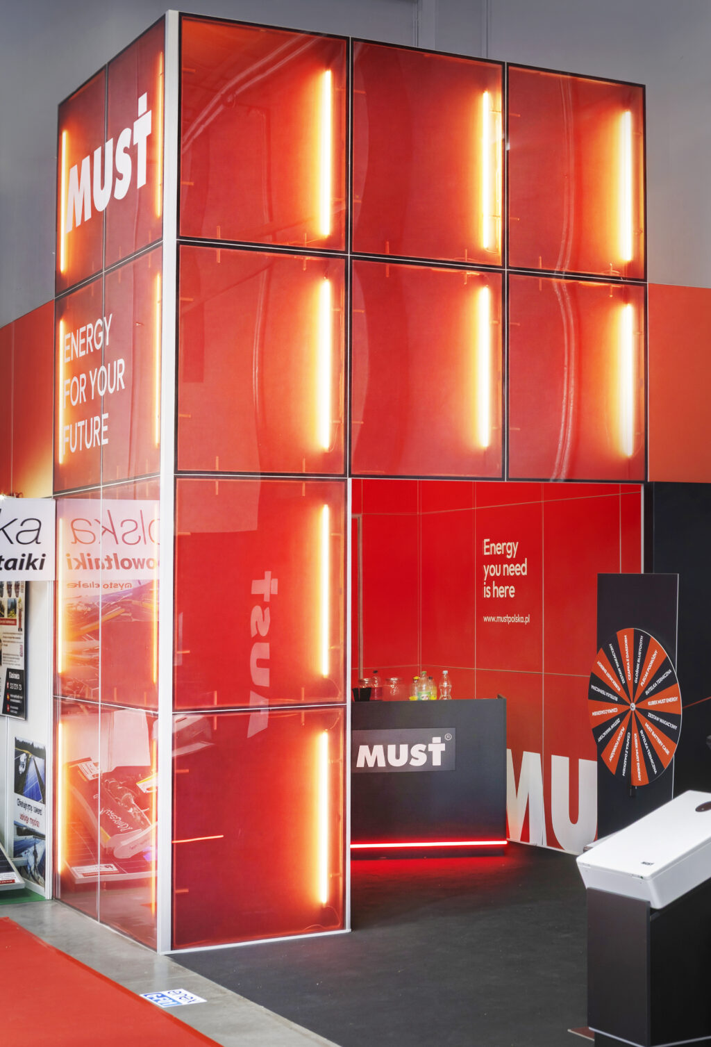 Stoisko targowe z oświetleniem liniowym - zabudowa marki Must energy Polska na targach ENEX