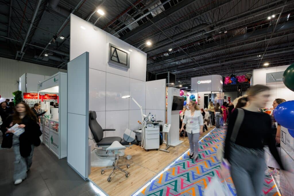 Stoisko targowe AArkada na targach BEAUTY FORUM 2025. Projekt i produkcja - Clever Frame